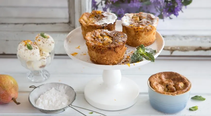 Мини-шарлотки из батона с грушами и шоколадом