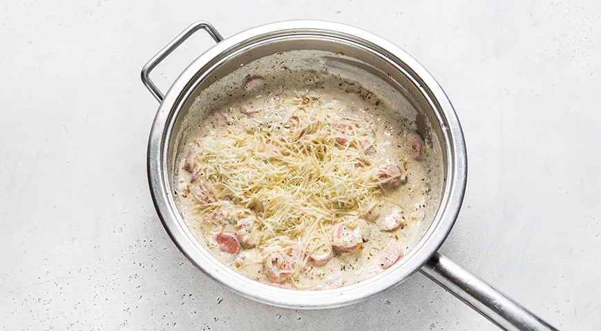 Макароны с сосисками под сливочным соусом