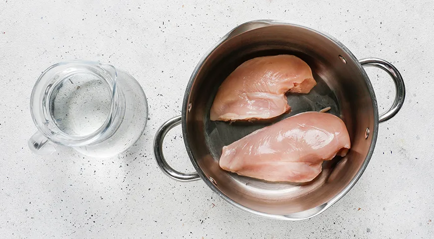 Томатный суп с курицей, фасолью и овощами