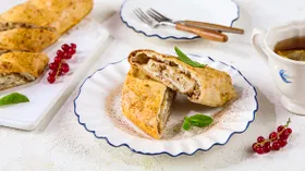 Штрудель из лаваша с творогом и яблоками