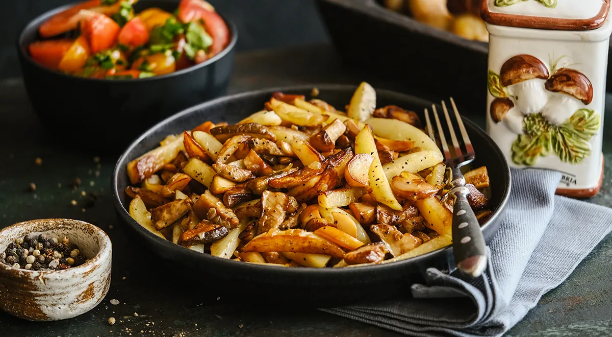 Картошка с белыми грибами и луком на сковороде - пальчики оближешь