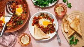 Рецепты с мясной гастрономией и яйцом