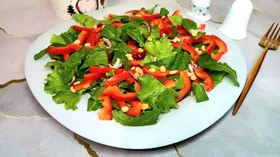 Салат с болгарским перцем, кедровыми орешками и зеленью