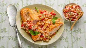 Лосось с сальсой из дыни и клубники