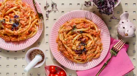 Макароны с яйцом, луком и томатной пастой на сковороде