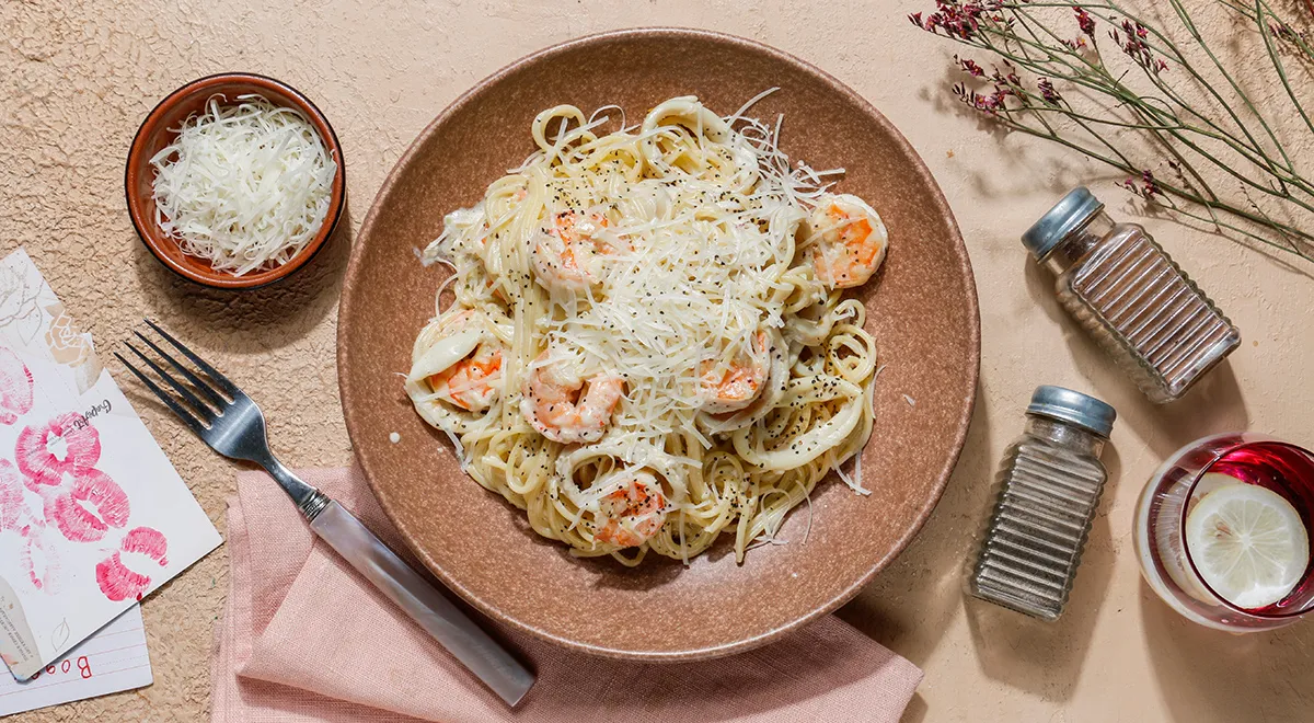 Паста с кальмарами и креветками в сливочном соусе