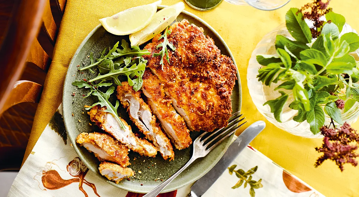 Главный признак свежести жареной курицы — сухая, твердая корочка, которая издает звук при нажатии