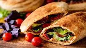 Пита с пюре из красного перца и греческим салатом