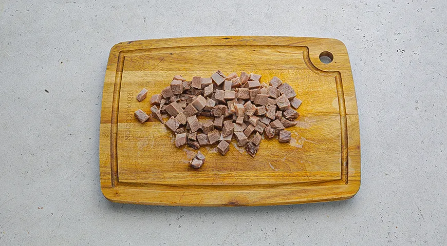 Салат с языком и кедровыми орешками