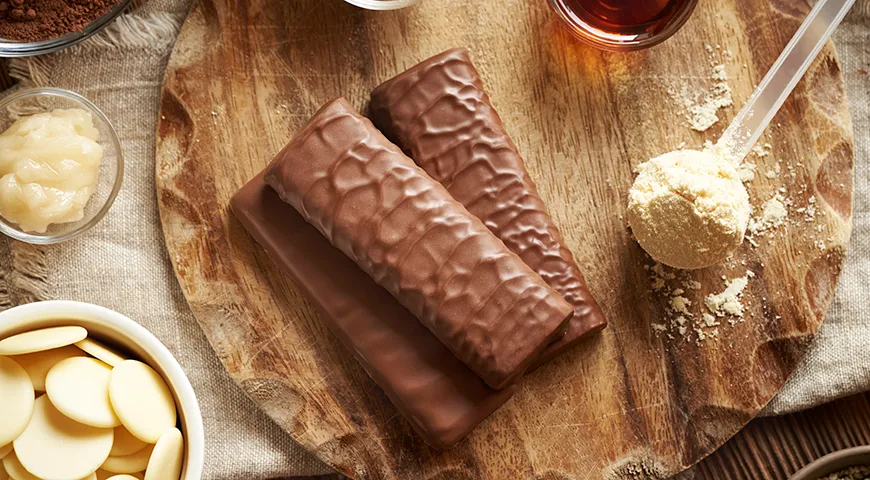 Свежий протеиновый батончик имеет упругую текстуру, ломается с небольшим усилием, не крошится и не тянется как ириска