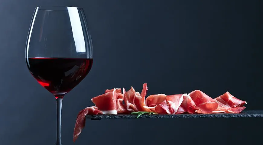 Мясная нарезка требует вин с насыщенным вкусом и выдающейся ароматикой