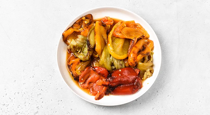 Запеченные перцы, маринованные с чесноком