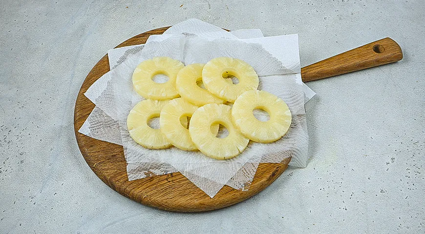 Слойки с ананасом и прошутто