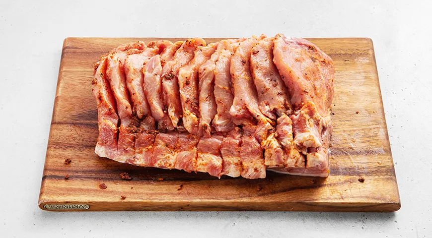 Гармошка из свинины с помидорами