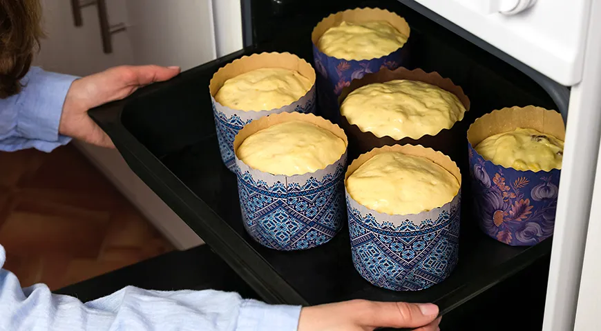 Современные бумажные формы изготавливают из плотной жаропрочной бумаги и украшают рисунками в пасхальной тематике