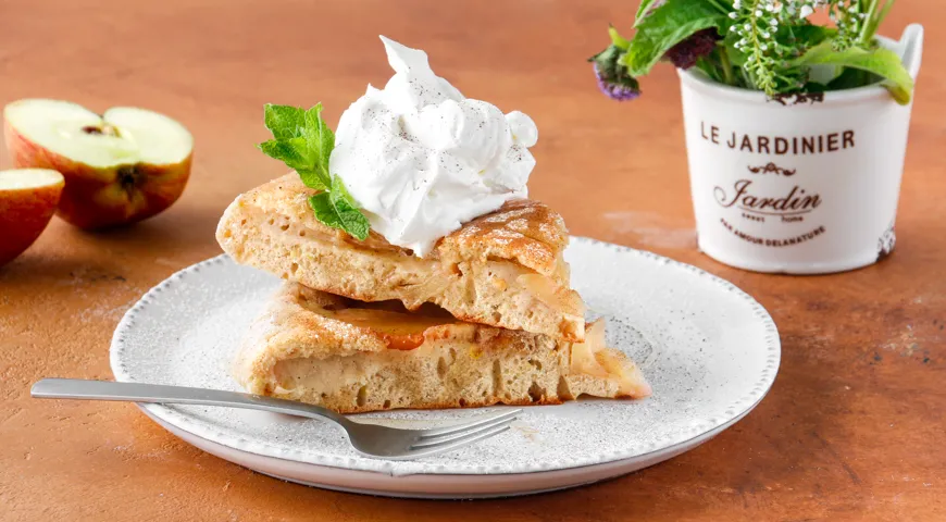 Во Франции и Германии яблочную шарлотку принято подавать с теплыми взбитыми сливками или заварным кремом