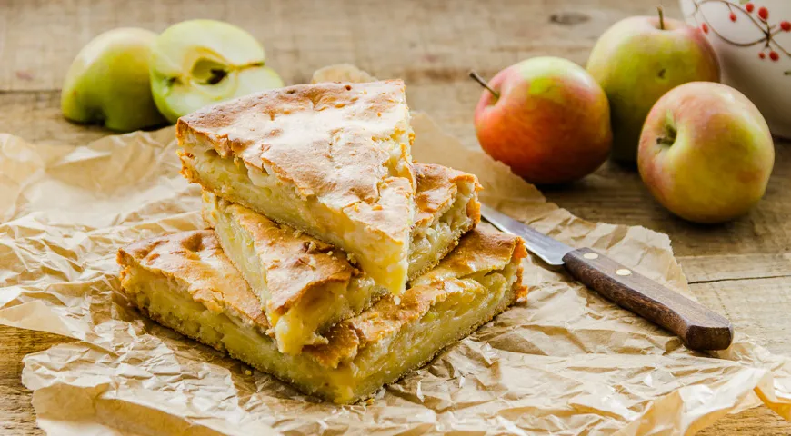Пирог получается сочным и нежным за счет сочетания яблок со сметаной