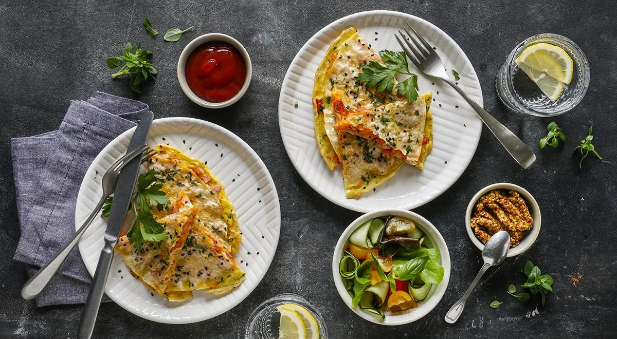 Лаваш с сыром, колбасой, помидорами и яйцами на сковородке, пошаговый рецепт  с фото на 374 ккал