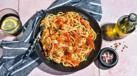 Спагетти по-домашнему с курицей и овощами в соусе