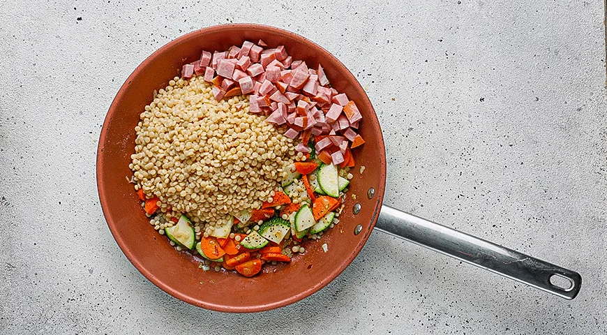 Птитим с балыковой колбасой и овощами