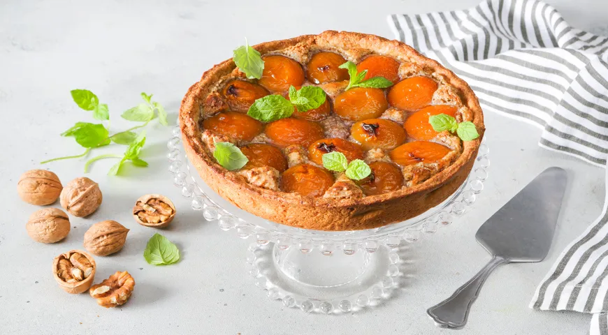Пирог с консервированными абрикосами и жареными грецкими орехами, рецепт см. здесь