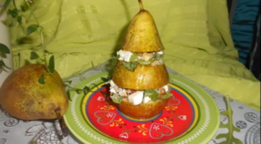 Салат с фетой, грецкими орехами и рукколой в груше
