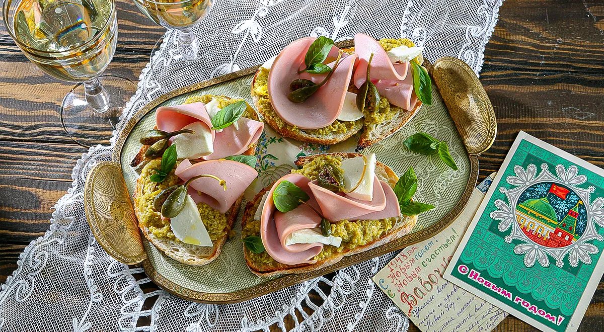 Бутерброды с вареной колбасой и оливками