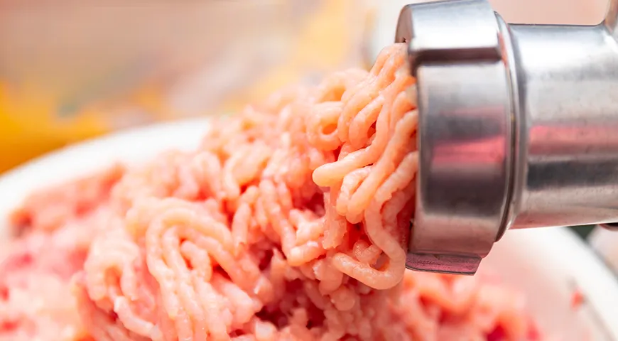 Куриный фарш — это перемолотое куриное мясо, в которое часто добавляют немного жира или кожицу, чтобы готовое блюдо не было сухим