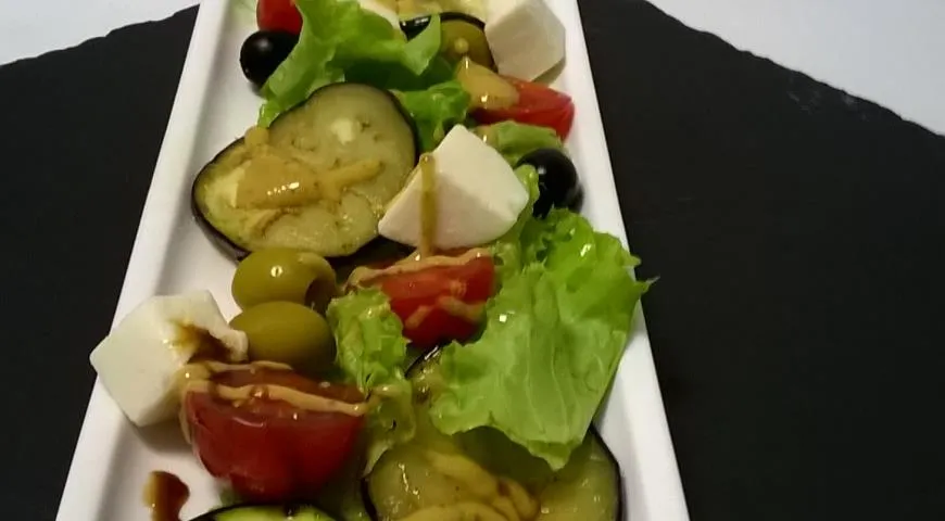 Салат с овощами гриль и адыгейским сыром