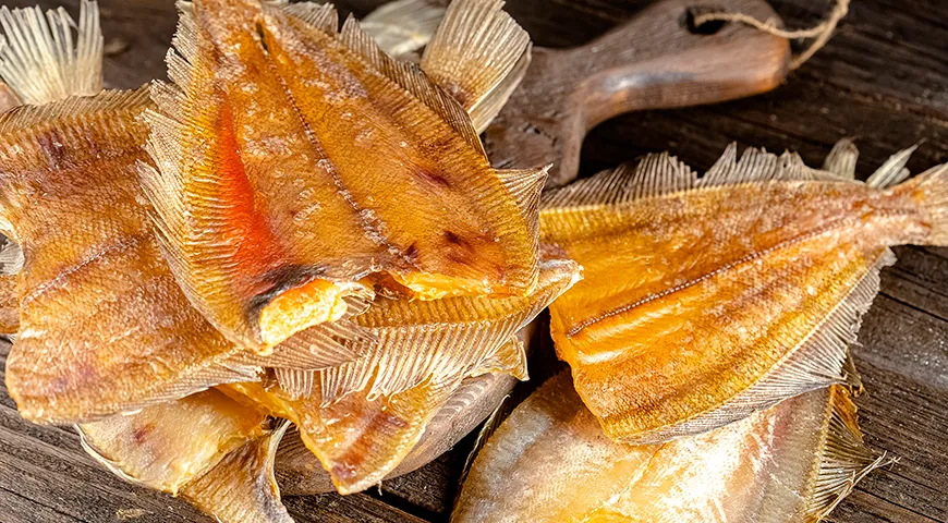 Качественная вяленая камбала имеет ровный золотистый или янтарный цвет, без темных, серых или зеленоватых пятен