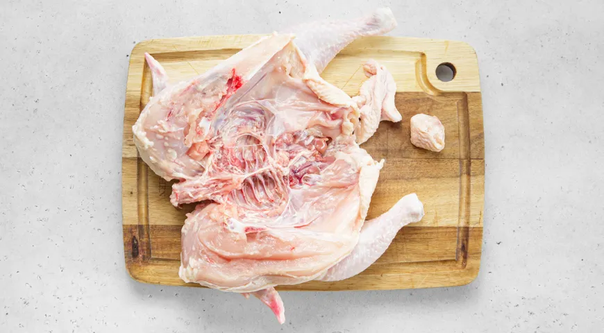 Жареная курица в молочно-чесночном соусе на сковороде