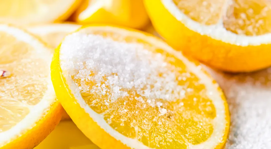 Дольки лимонов, хранящиеся в сахаре, можно добавлять в чай и лимонад