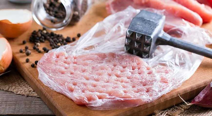 Свинину на шницель принято отбивать специальным кухонным молоточком. Приправьте отбитые кусочки солью и перцем, другими приправами и пряностями на свой вкус