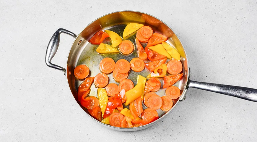 Курица в кисло-сладком соусе с болгарским перцем и морковью