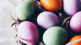 Как красиво покрасить яйца с помощью натуральных ингредиентов