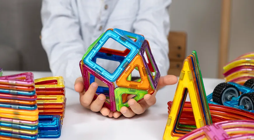 Магнитный конструктор — отличный атмосферный подарок подросшим детям 