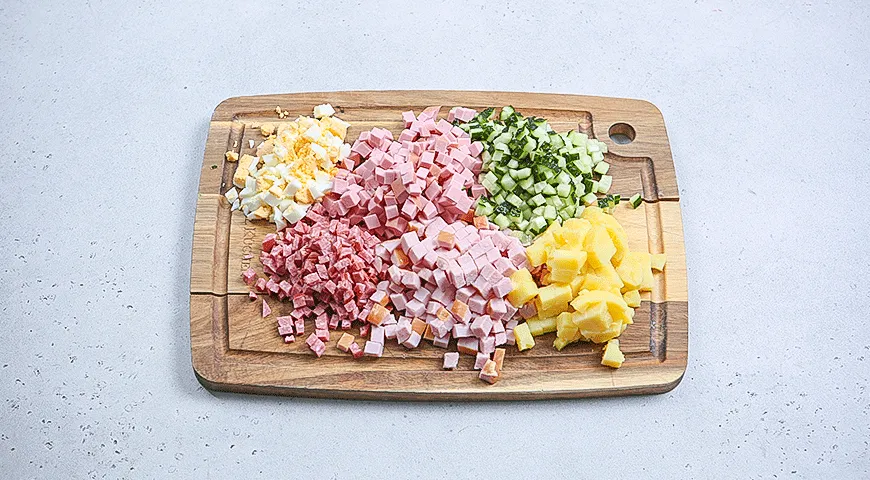 Окрошка с мясным ассорти на кефире с минералкой