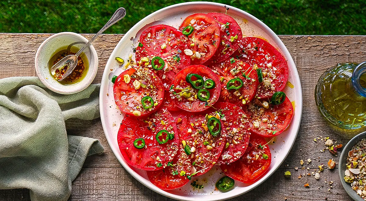 Салат из розовых томатов с орехами