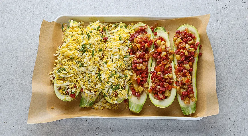 Кабачки, фаршированные салями