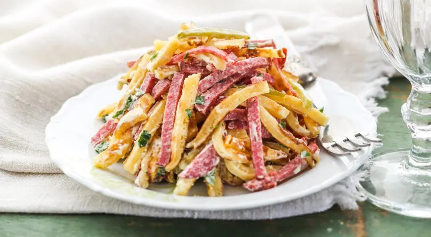 Салат с блинами, солеными огурцами и копченой колбасой