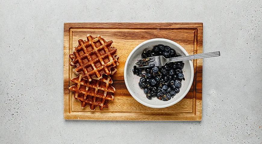 Цельнозерновые вафли с арахисовой пастой, ягодами и мороженым
