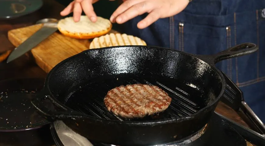Лучший способ приготовления котлеты для бургера — сковорода-гриль