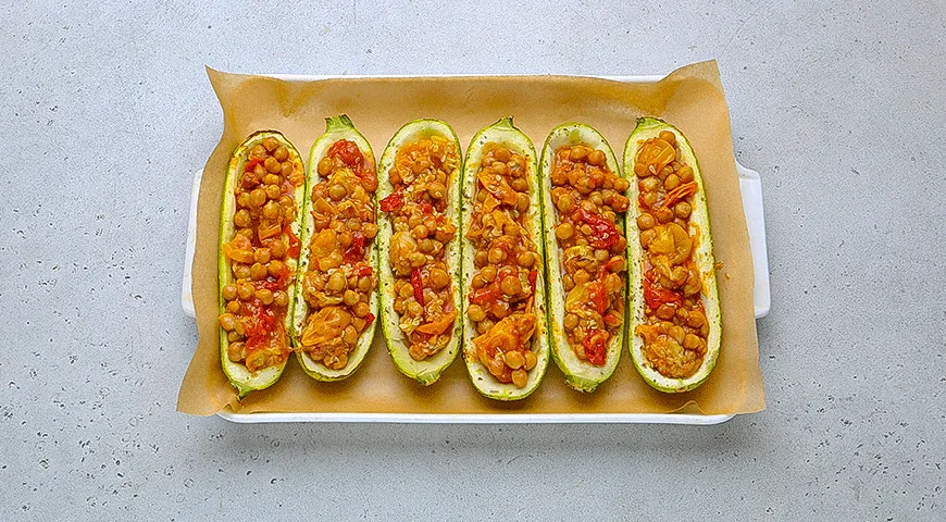 Кабачки, фаршированные нутом и сыром