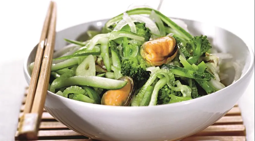 Салат с мидиями, подборка рецептов