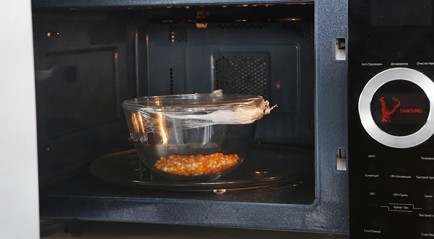 Для приготовления попкорна в духовке можно не заморачиваться с пакетом, а сделать все сразу в миске