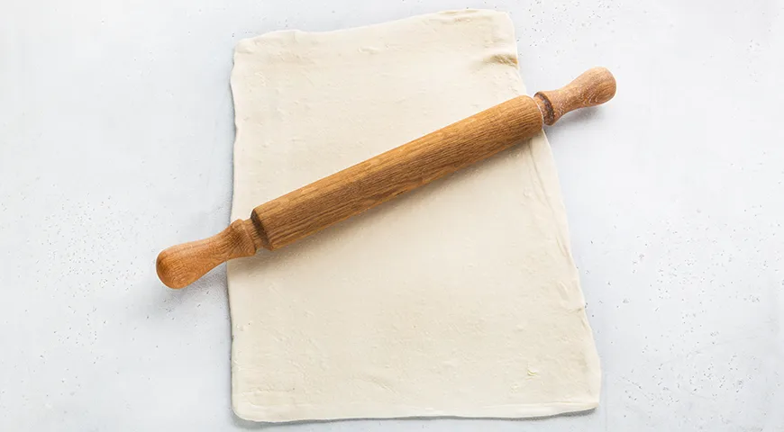 Яблочный штрудель из слоеного теста