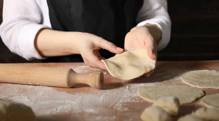 Тесто рекомендуется раскатывать толщиной не менее 3–5 мм, иначе увеличится риск разрывов и начинка будет вываливаться