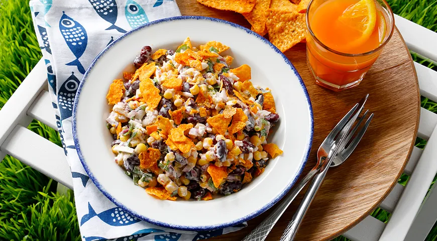 Рецепт салата с кукурузой, плавленым сыром и начосом