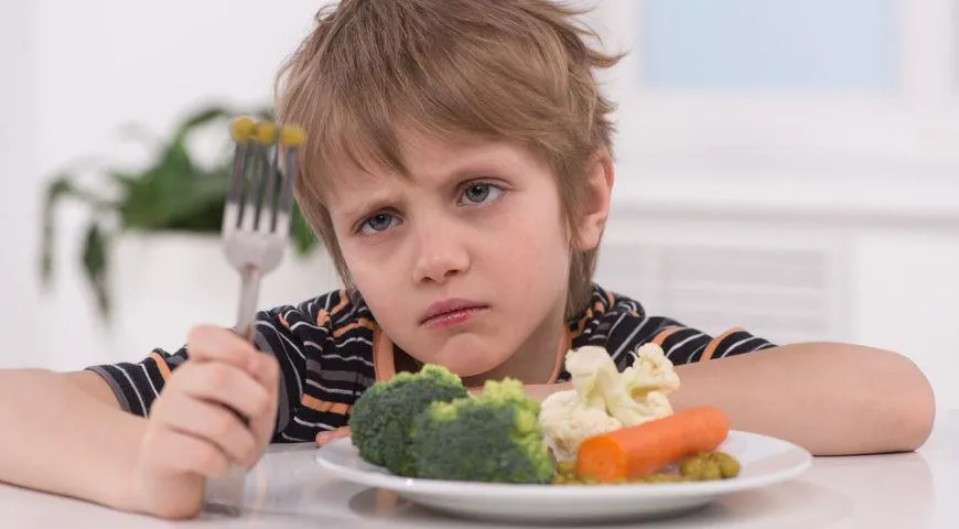 ребенок с тарелкой овощей