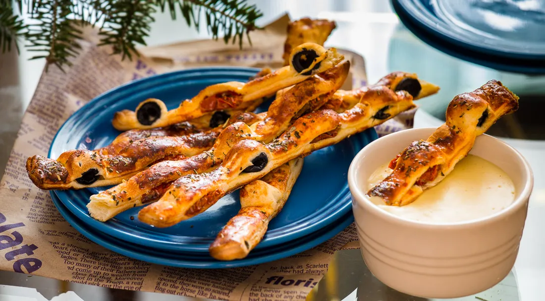 Слоеные палочки с маслинами и вялеными томатами